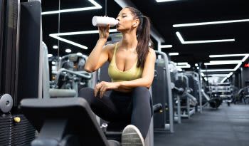 Una guía del médico sobre el preentrenamiento sin cafeína para mujeres