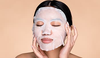 Máscaras faciais de colágeno: por que esse produto básico para a pele dominou sua alimentação