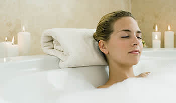 Receitas fáceis para relaxar e rejuvenescer no banho