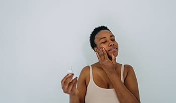 Польза никотинамида для кожи: борьба с акне, старением, экземой и другими проблемами