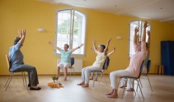 Ejercicios sentados para personas mayores para desarrollar fuerza, mejorar el equilibrio y mantenerse independientes