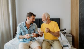 תוספי תזונה לבני הגיל השלישי: מדריך למרכיבים חיוניים להזדקנות בריאה