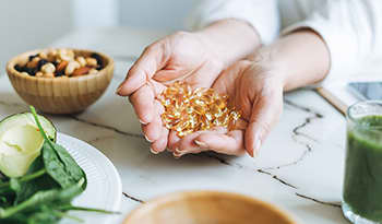 3 suplementos esenciales para el bienestar: aceite de pescado, probióticos y colágeno