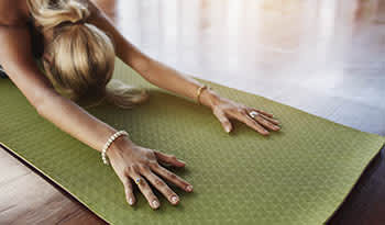 Probieren Sie dieses einfache selbst gemachte Yogamatten-Reinigungsspray aus
