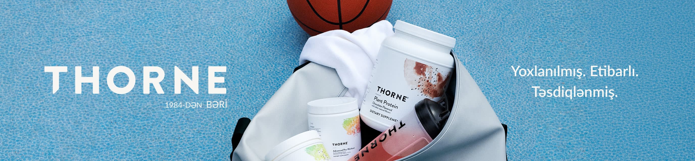Göy rəngli meydançada Thorne qida əlavələri və idman çantasında basketbol topu, üstündə 