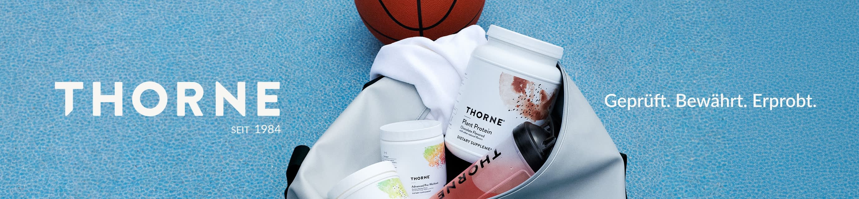 Thorne-Nahrungsergänzungsmittel und ein Basketball in einer Sporttasche auf einem blauen Spielfeld mit dem Text 