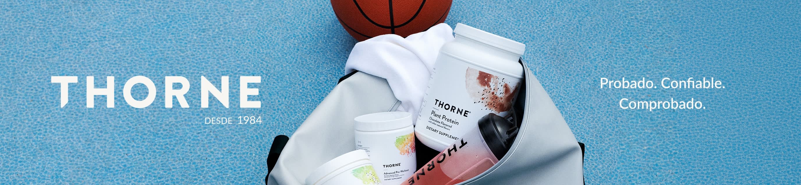 Suplementos Thorne, una pelota y una bolsa de gimnasio en una cancha azul con el texto: ‘‘Probado. Confiable. Comprobado’’.