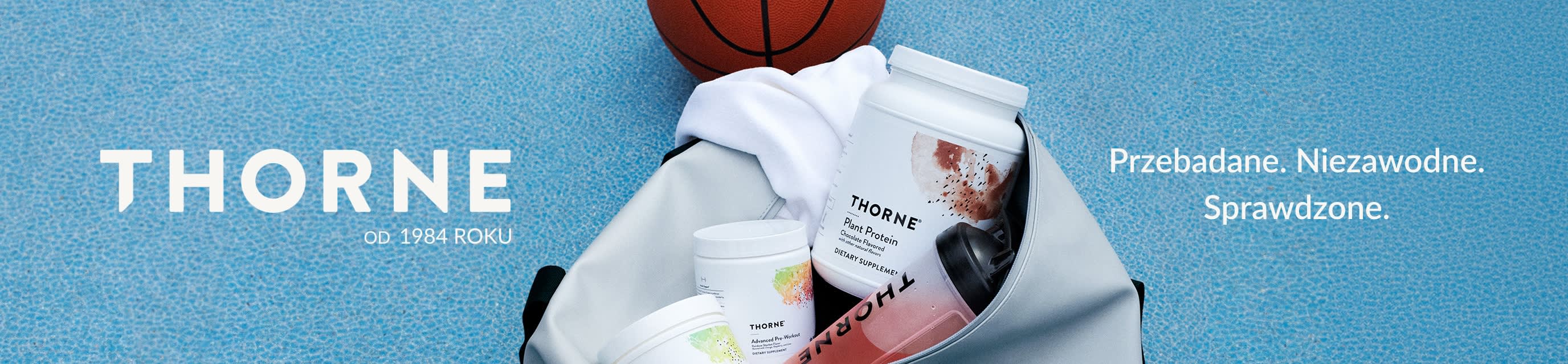 Suplementy Thorne i piłka do koszykówki w torbie sportowej na niebieskim boisku z napisem „Przebadane. Niezawodne. Sprawdzone.”