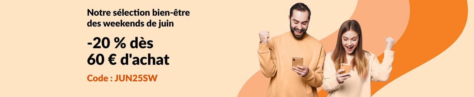 Couple enthousiaste à la lecture de l'offre bien-être d'iHerb pour le mois de juin : -20 % dès 60 € d'achat avec le code JUN25SW