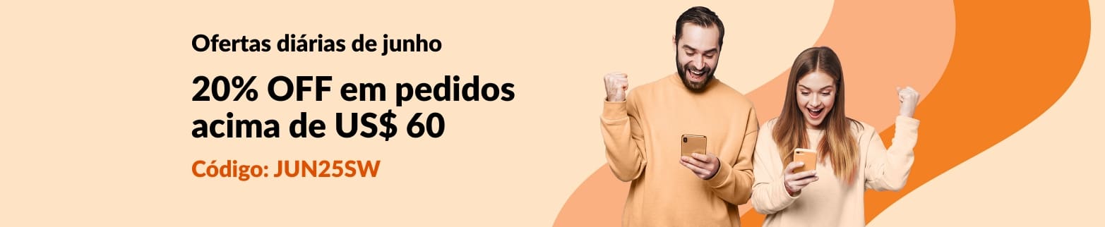 Casal animado lendo sobre as ofertas diárias de junho da iHerb: 20% OFF em pedidos acima de US$ 60 com o código JUN25SW.