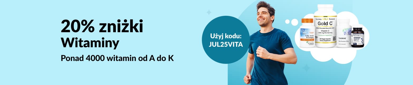 Uśmiechnięty mężczyzna podczas joggingu obok promocji: 20% zniżki na wszystkie witaminy z kodem JUL25VITA oraz pojemników suplementów na niebieskim tle.
