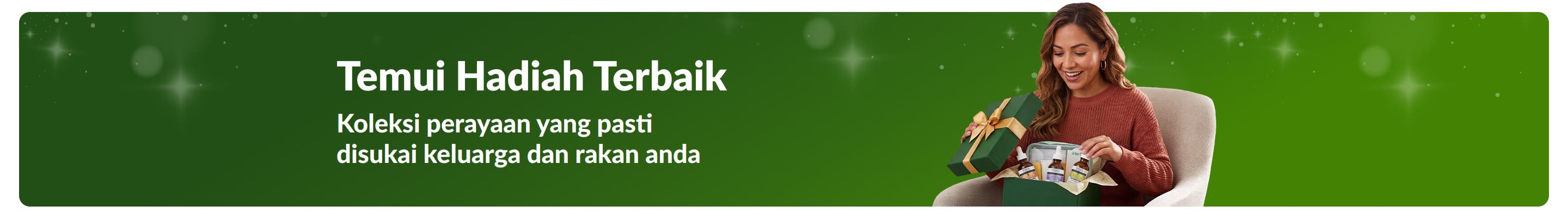 Temui Hadiah Terbaik. Koleksi perayaan yang pasti disukai keluarga dan rakan anda. Wanita tersenyum gembira sambil membuka kotak hadiah.