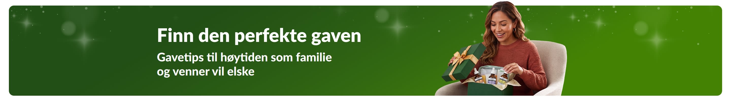 Finn den perfekte gaven. Gavetips til høytiden som familie og venner vil elske. Smilende kvinne som åpner en gaveeske.
