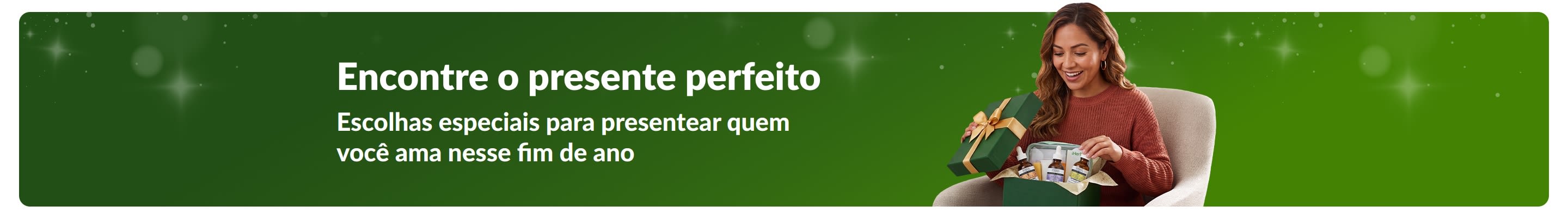 Encontre o presente perfeito. Escolhas especiais para presentear quem você ama nesse fim de ano. Mulher sorrindo ao abrir uma caixa de presente.