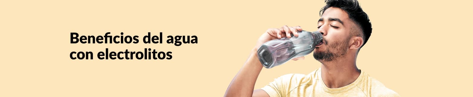 Hombre bebiendo agua con el texto ‘Beneficios del agua con electrolitos’, promoviendo la hidratación y consejos de bienestar.