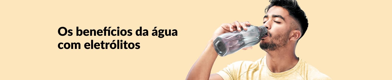 Homem bebendo água com o texto 