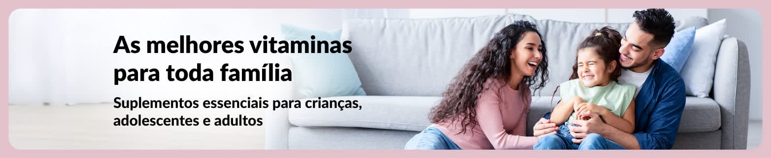 Banner da iHerb com família feliz no sofá, promovendo vitaminas para crianças, adolescentes e adultos, para saúde de toda família.