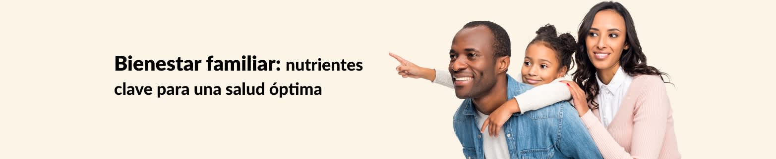 Imagen de una familia feliz, destacando los esenciales para el bienestar familiar y nutrientes clave para una salud óptima.