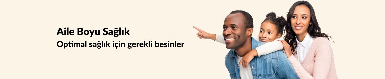 Gülen bir aile ve çocuk, aile sağlığı ürünlerini ve optimal sağlık için temel besinleri tanıtıyor.