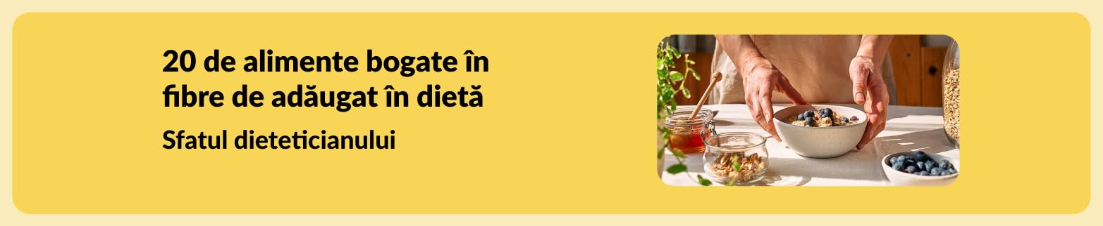 Banner cu articolul „20 de alimente bogate în fibre” cu mâini care pregătesc un bol sănătos cu afine.