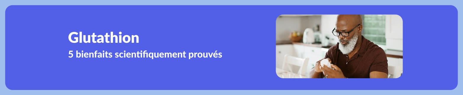 Bannière promotionnelle présentant cinq bienfaits scientifiquement prouvés du glutathion, avec un homme tenant un flacon de complément alimentaire dans sa cuisine.