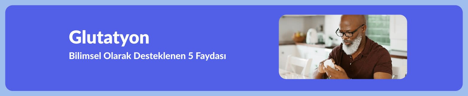 Mutfakta takviye şişesi tutan bir adamın yer aldığı, glutatyonun bilimsel olarak desteklenen beş faydasını konu alan makaleyi tanıtan afiş.