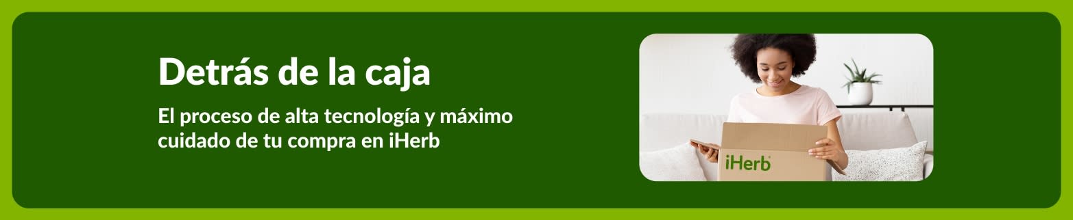 Banner del artículo 'Detrás de la caja': Una mujer sonríe al abrir su compra de iHerb. La imagen muestra el trayecto de la compra, desde su preparación hasta la entrega final.