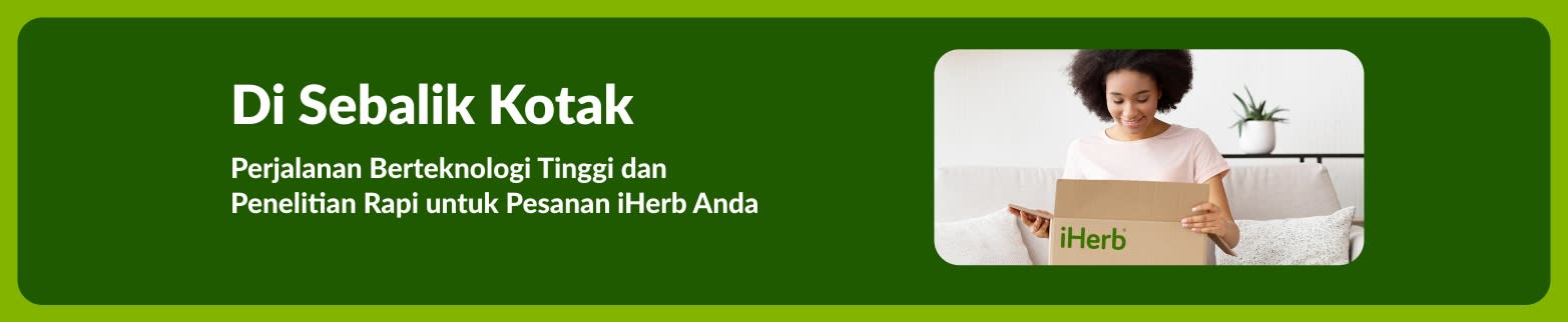 Sepanduk untuk artikel “Di Sebalik Kotak”, memaparkan wanita membuka pakej iHerb dan menekankan perjalanan pemenuhan pesanan.
