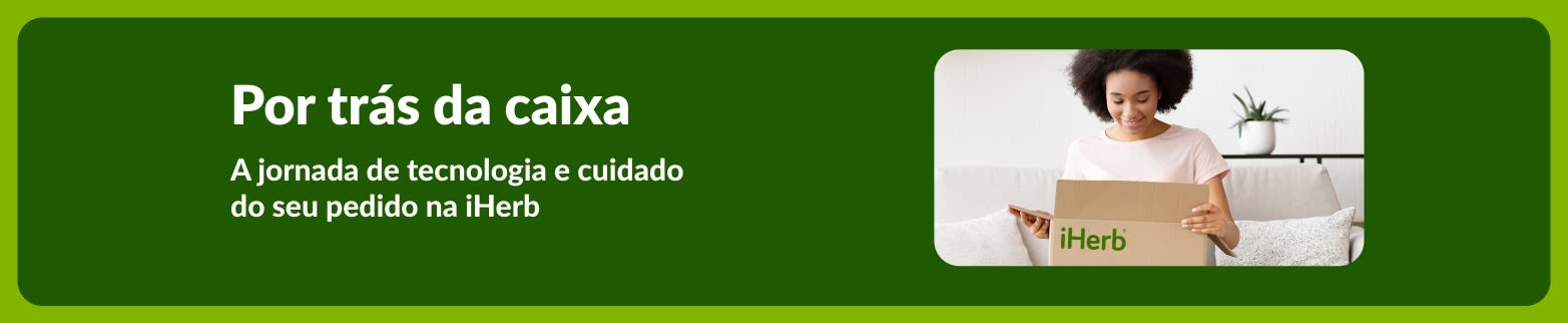Banner do artigo “Por trás da caixa”, com uma mulher abrindo um pacote da iHerb e foco na jornada do pedido.
