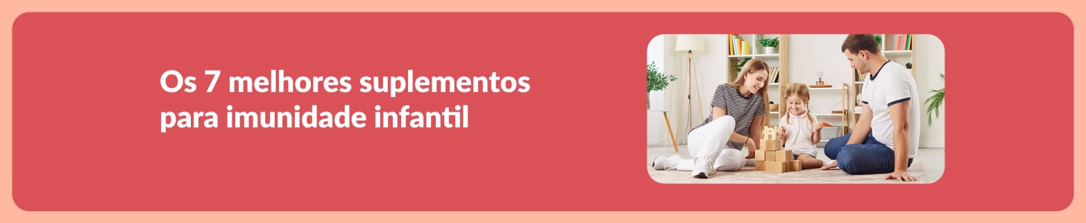 Banner promovendo os 7 melhores suplementos para imunidade infantil, com uma família sentada e brincando em uma sala de estar iluminada.
