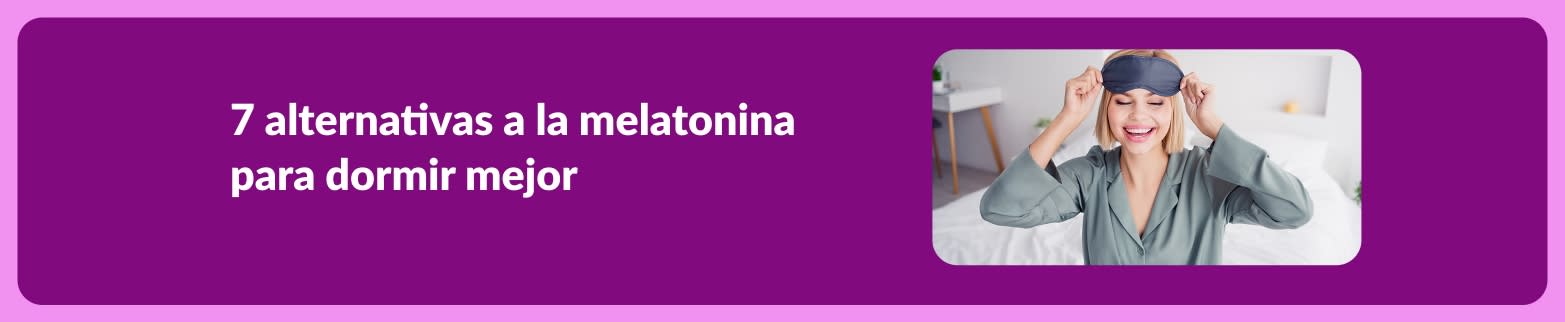 Banner promocional de un artículo sobre siete alternativas a la melatonina para dormir mejor, en el que aparece una mujer sonriente con un antifaz para dormir en la cama.