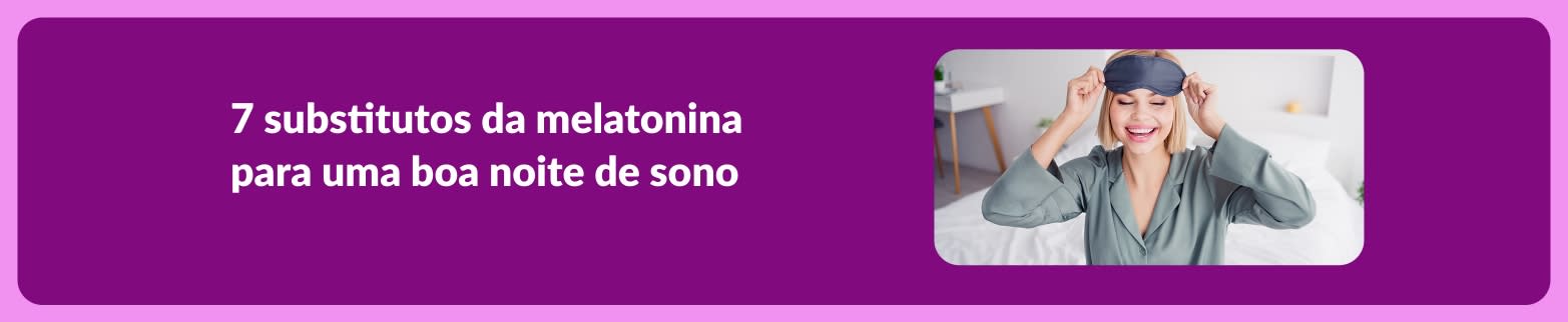 Banner promovendo um artigo sobre 7 substitutos da melatonina para uma boa noite de sono, com uma mulher sorrindo deitada na cama e usando uma máscara de dormir.