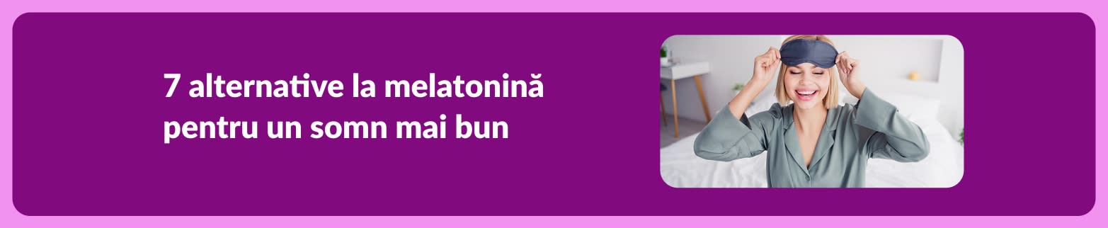 Banner cu 7 alternative la melatonină pentru un somn mai bun, cu o femeie zâmbitoare purtând o mască de somn în pat.