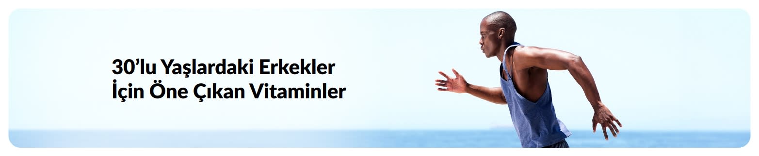 Okyanus kıyısında koşan bir kişinin yer aldığı ve 30’lu yaşlardaki erkekler için temel vitaminleri konu alan erkek sağlığı makalesi bannerı.
