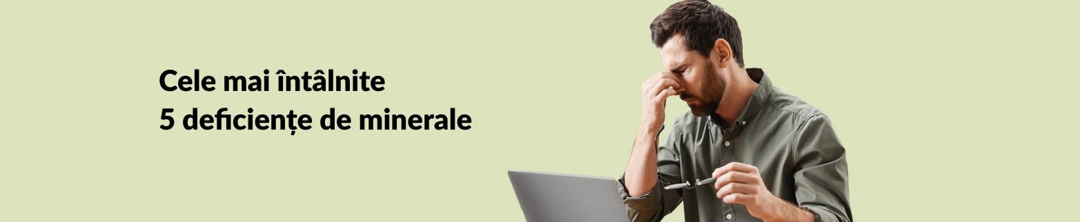 Banner pentru un articol despre 5 deficiențe de minerale, cu un bărbat obosit ce ține ochelarii în fața laptopului.