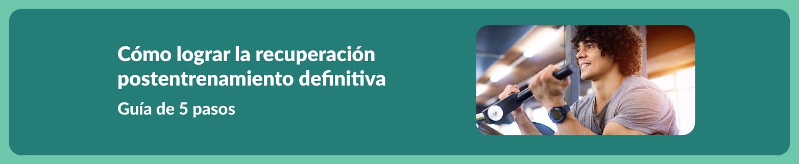 Hombre sonriendo durante su entrenamiento. Texto en imagen: Cómo lograr la recuperación postentrenamiento definitiva: Guía de 5 pasos.