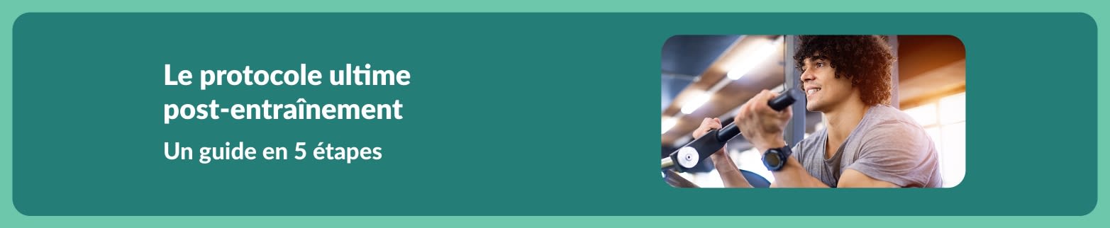 Homme souriant pendant son entraînement avec le texte : Le protocole ultime de récupération post-entraînement, un guide en 5 étapes.