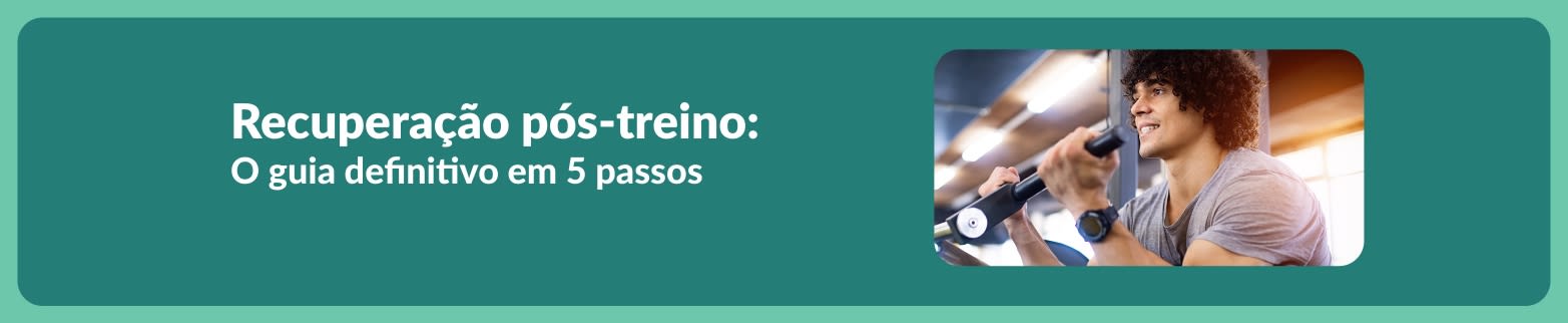 Homem sorrindo durante o treino com o texto: 