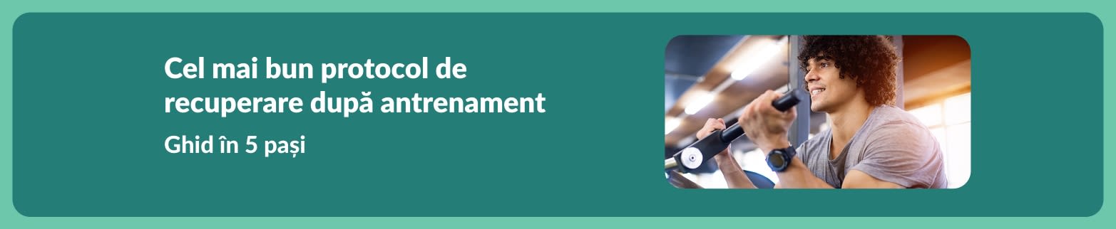 Bărbat zâmbitor la antrenament și mesajul: Cel mai bun protocol de recuperare după antrenament – ​​Ghid în 5 pași.