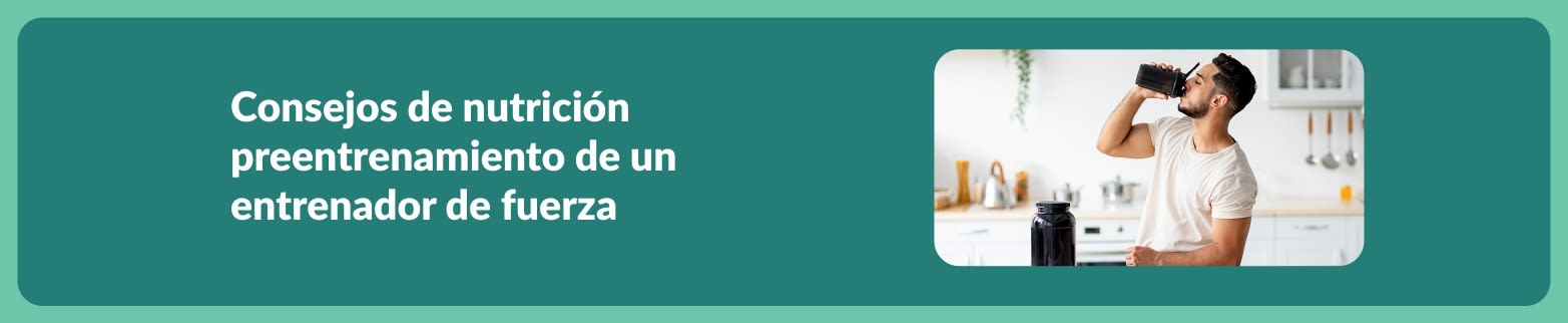 Hombre bebiendo un batido preentrenamiento en la cocina, promocionando consejos de nutrición preentrenamiento de un entrenador de fuerza.