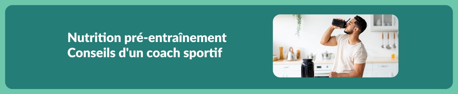 Un homme boit une boisson protéinée dans sa cuisine avant son entraînement, promouvant les conseils nutritionnels d'un coach sportif avant l'entraînement.
