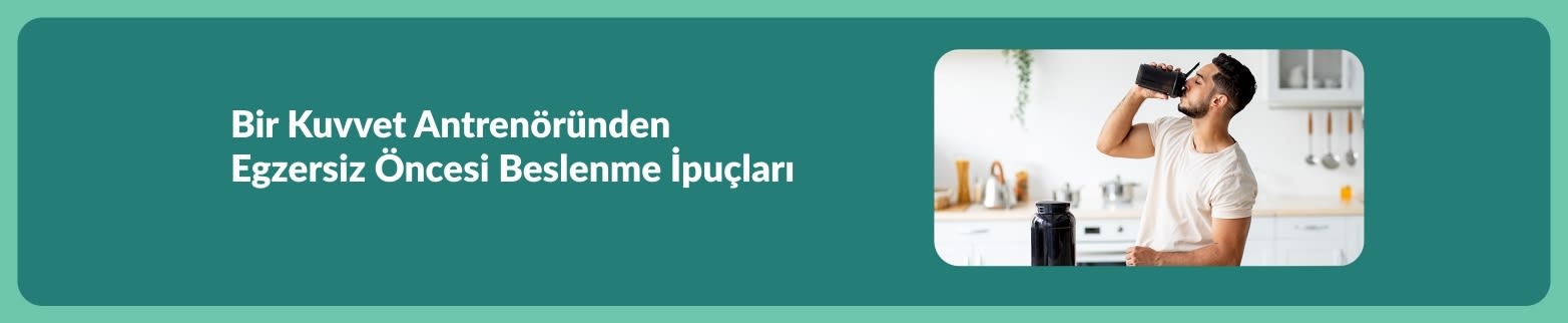 Mutfakta pre-workout içeceği içen erkek; bir kuvvet antrenöründen antrenman öncesi beslenme önerilerini tanıtan görsel.