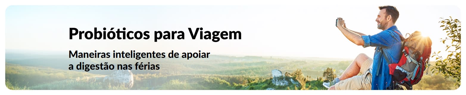 Banner para artigo sobre probióticos para viagem com um mochileiro tirando uma foto ao ar livre, destacando probióticos para uma viagem saudável.