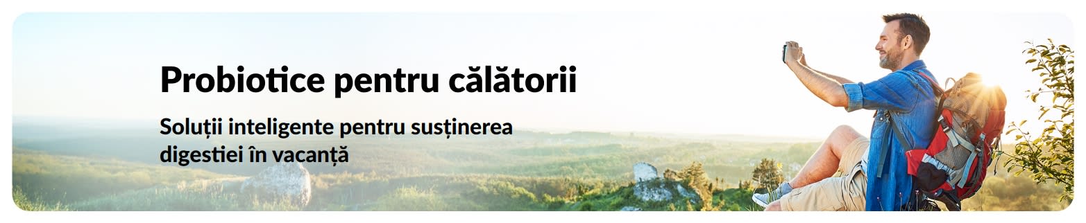 Banner despre probiotice pentru călătorii, cu turist cu rucsacul în spate care face o fotografie în aer liber.