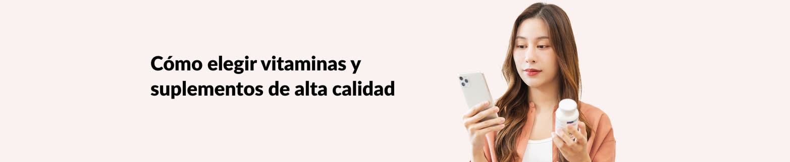 Mujer sosteniendo un teléfono y un frasco de suplementos, con el texto 
