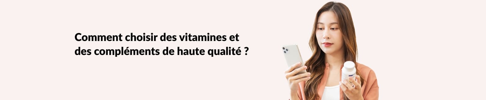 Femme tenant un téléphone et un flacon de compléments, avec le texte 