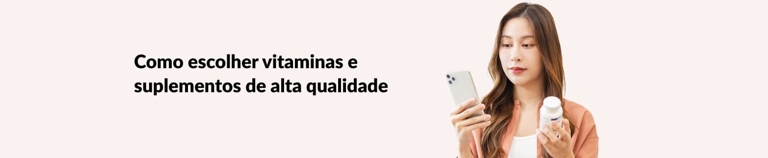 Mulher segurando um celular e um frasco de suplemento, com o texto: “Como escolher vitaminas e suplementos de alta qualidade”.