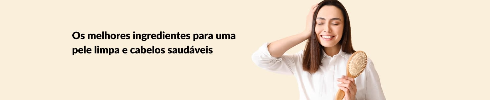 Mulher sorridente escovando o cabelo ao lado de um texto promovendo os melhores ingredientes para uma pele limpa e dicas para cuidados com a saúde do cabelo.