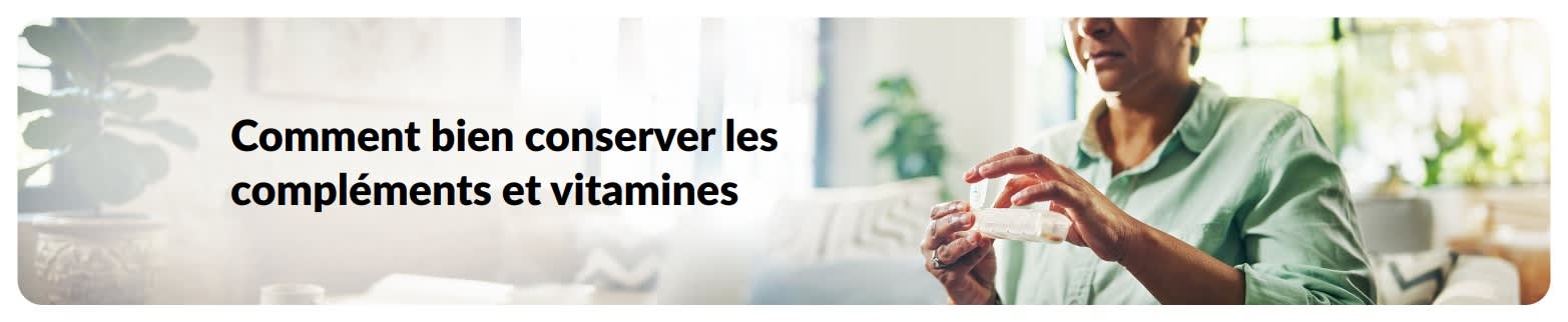 Bannière de blog sur comment bien conserver vitamines et compléments, avec une femme organisant ses pilules chez elle.