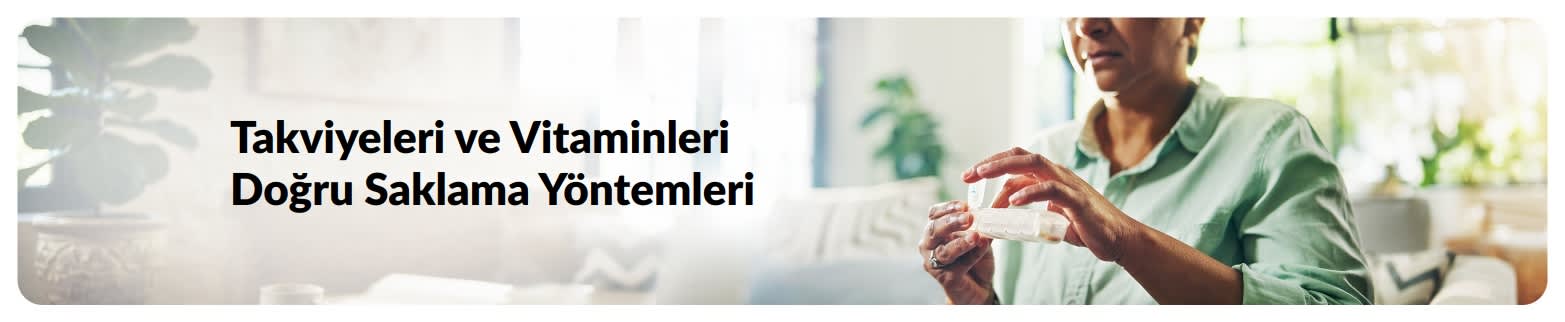 Takviyeleri ve vitaminleri doğru saklama konulu blog bannerı, ev ortamında hapları düzenleyen bir kadın görseliyle